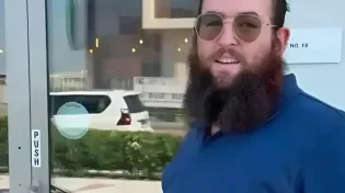 שמחה מהולה בעצב: בת בכורה נולדה לשליח חב"ד שנרצח באמירויות