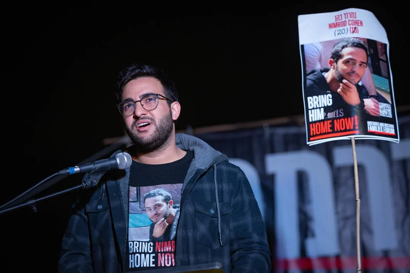 "השפלה במקום תקווה": משפחות החטופים במתקפה חסרת תקדים על השר רון דרמר "השפלה במקום תקווה": משפחות החטופים במתקפה חסרת תקדים על השר רון דרמר