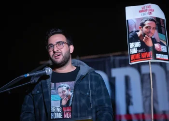 "השפלה במקום תקווה": משפחות החטופים במתקפה חסרת תקדים על השר רון דרמר