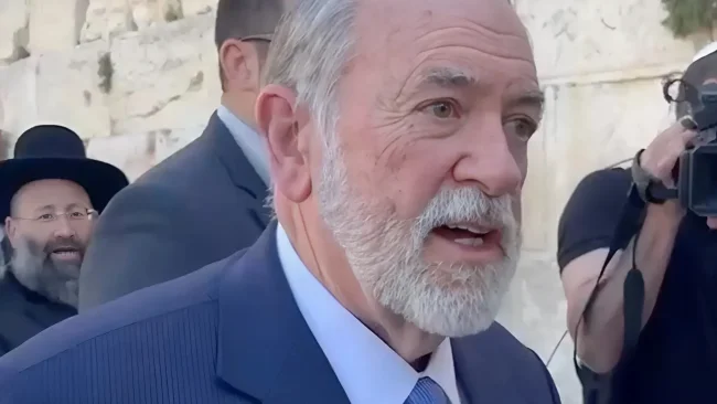 "לא עוד ביקור רשמי" - השגריר האמריקאי פותח את ביקורו בתפילה נרגשת בכותל
