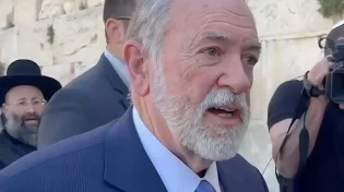 "לא עוד ביקור רשמי" - השגריר האמריקאי פותח את ביקורו בתפילה נרגשת בכותל