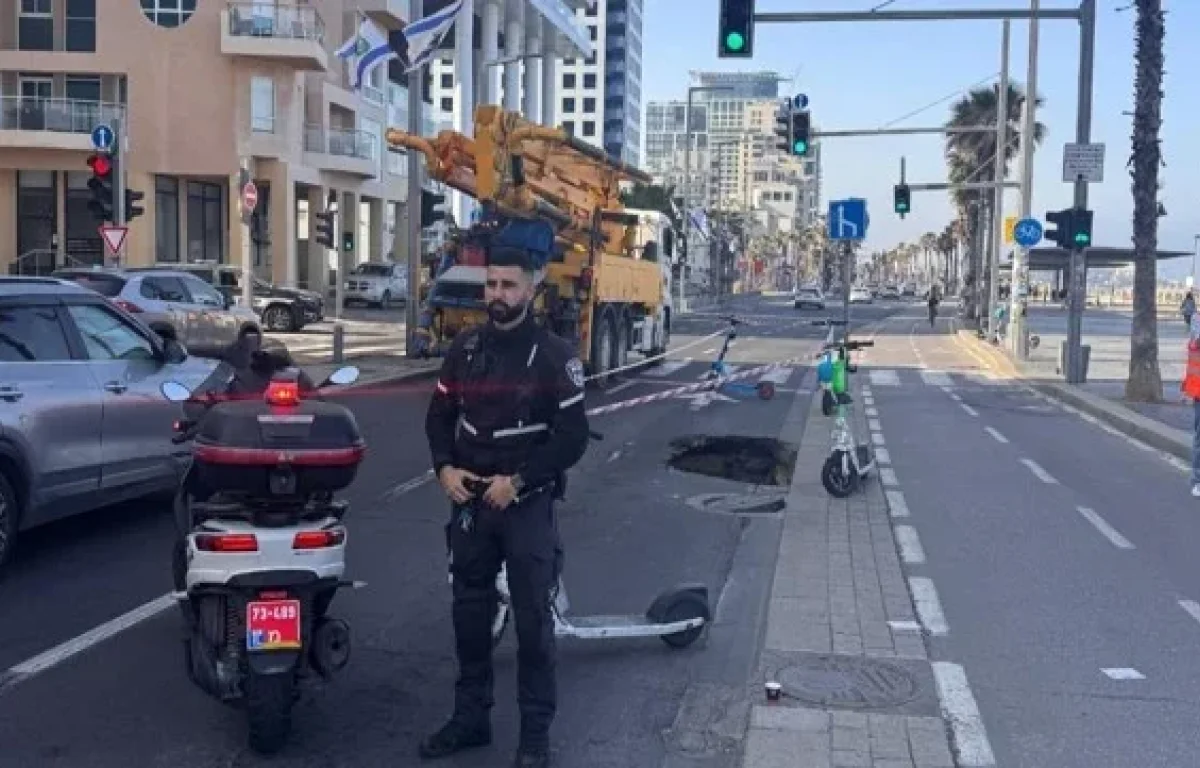 בולען נפער הבוקר בטיילת בתל אביב – המשטרה חסמה את האזור בולען נפער הבוקר בטיילת בתל אביב – המשטרה חסמה את האזור