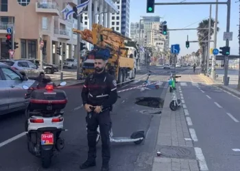 בולען נפער הבוקר בטיילת בתל אביב – המשטרה חסמה את האזור בולען נפער הבוקר בטיילת בתל אביב – המשטרה חסמה את האזור