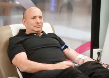 נפתלי בנט פונה לבית החולים לאחר שחש ברע &ndash; עבר צנתור