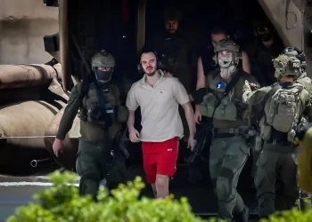 האומנות כעדות: שורד השבי ששוחרר מעזה מציג תערוכה ראשונה שתספר את סיפורו המצמרר