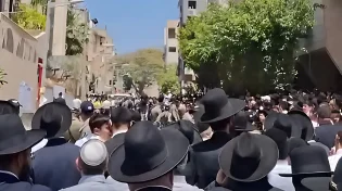 בצער ובתפילה: מאות באמירת תהילים מרגשת בהלוויית הרב מאזוז זצ"ל