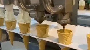 תיעוד מהפנט ממפעל הגלידות: כך מתמלאים גביע אחרי גביע