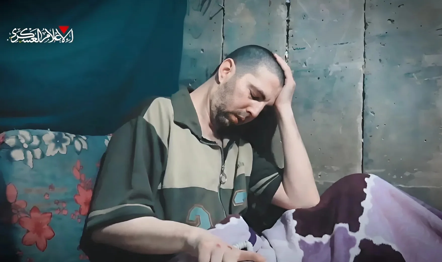 "העיקר שידעו שאנחנו בחיים": שורדת שבי משתפת במתרחש מאחורי הקלעים בסרטוני חמאס "העיקר שידעו שאנחנו בחיים": שורדת שבי משתפת במתרחש מאחורי הקלעים בסרטוני חמאס