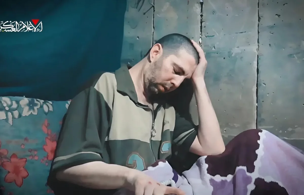 "העיקר שידעו שאנחנו בחיים": שורדת שבי משתפת במתרחש מאחורי הקלעים בסרטוני חמאס "העיקר שידעו שאנחנו בחיים": שורדת שבי משתפת במתרחש מאחורי הקלעים בסרטוני חמאס