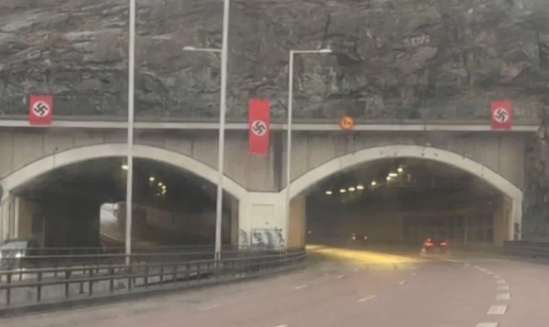 זעזוע בשבדיה: שלושה דגלים עם סמלים נאציים הופיעו בכביש מרכזי זעזוע בשבדיה: שלושה דגלים עם סמלים נאציים הופיעו בכביש מרכזי