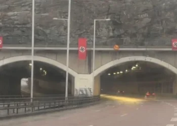 זעזוע בשבדיה: שלושה דגלים עם סמלים נאציים הופיעו בכביש מרכזי זעזוע בשבדיה: שלושה דגלים עם סמלים נאציים הופיעו בכביש מרכזי