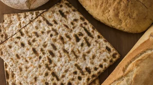 ברכת המוציא על מצה אחרי פסח - מה הדין האמיתי?