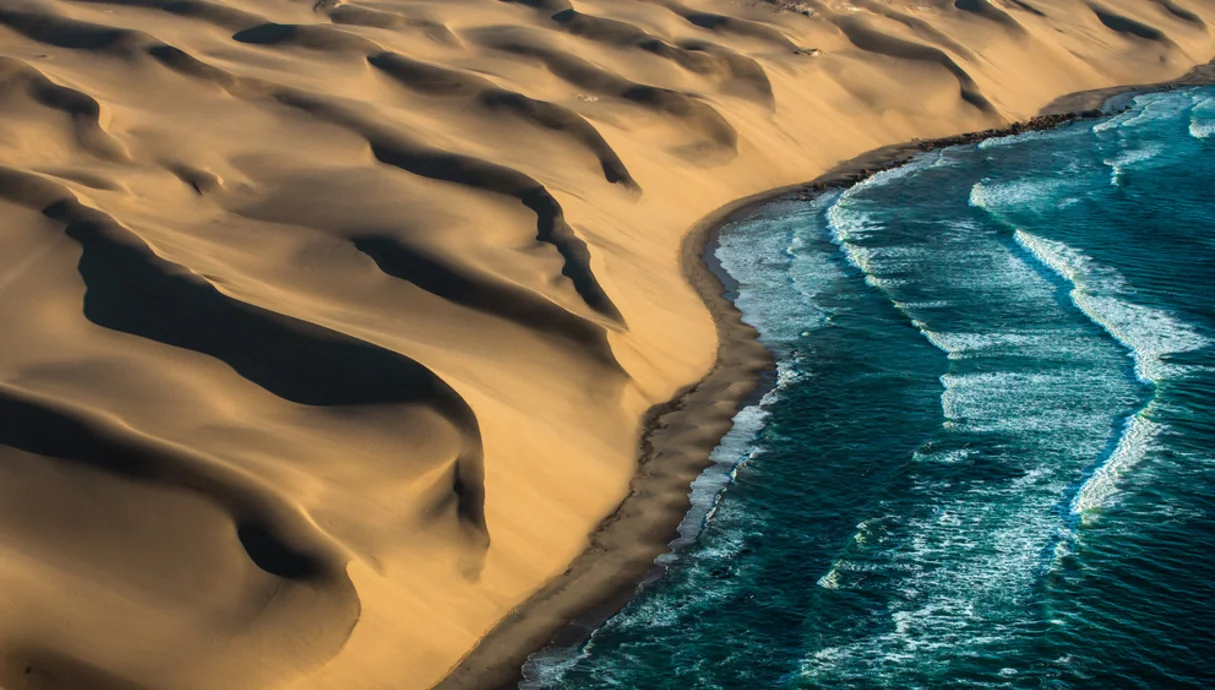  קצה העולם נראה כך: בין חול זהוב לגלים קפואים – המקום שבו תפגשו את עצמכם