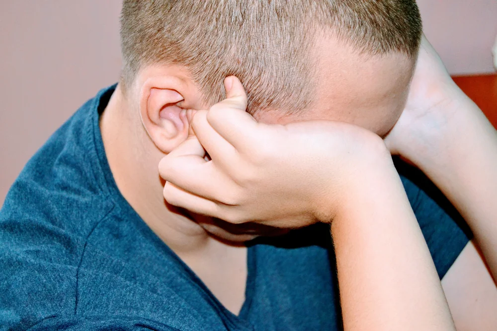 המדינה נרדמת – והם משלמים את המחיר: משבר הטיפול בבוגרים על הספקטרום