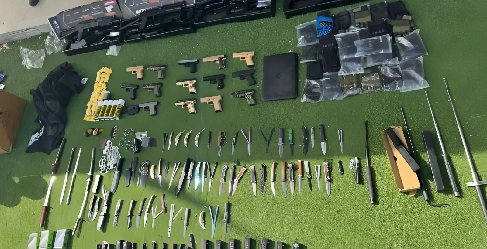 צה"ל חשף מצבור אמצעי לחימה מוסתר בתוך חנות בגדי נשים בחברון צה"ל חשף מצבור אמצעי לחימה מוסתר בתוך חנות בגדי נשים בחברון