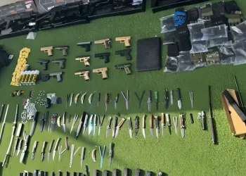 צה"ל חשף מצבור אמצעי לחימה מוסתר בתוך חנות בגדי נשים בחברון