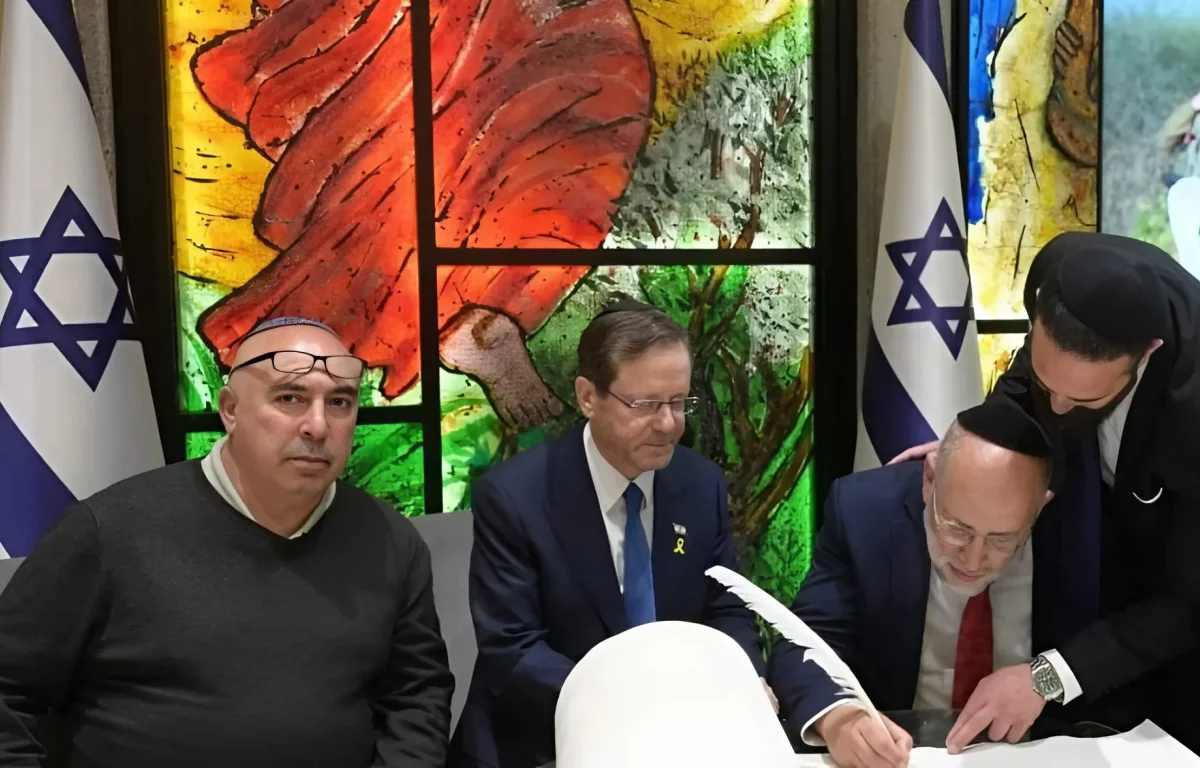 טקס מרגש במעמד נשיא המדינה: ספר תורה נכתב לעילוי נשמתו של סמל שגב שוורץ הי"ד