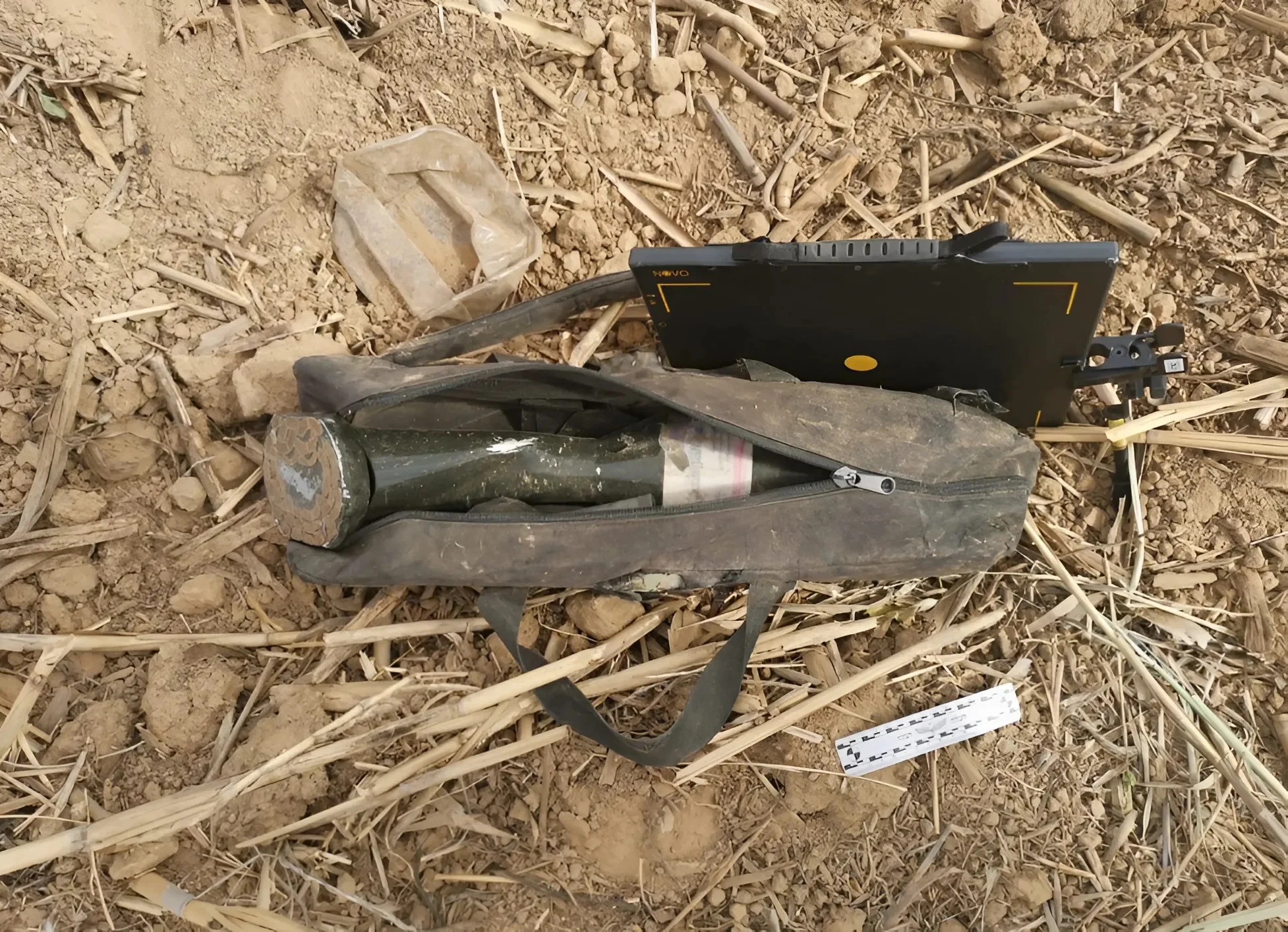 שוטרי תחנת נתיבות איתרו תיק ובתוכו מטען חבלה: ההערכה היא כי מדובר בציוד של מחבלים מה-7 באוקטובר