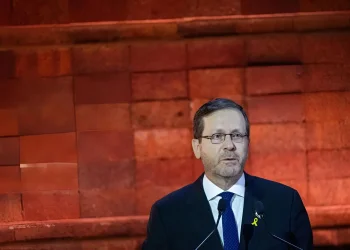 "ההיסטוריה לא תסלח לנו": נאום מטלטל של הרצוג ביד ושם &ndash; וזעקה לחטופים