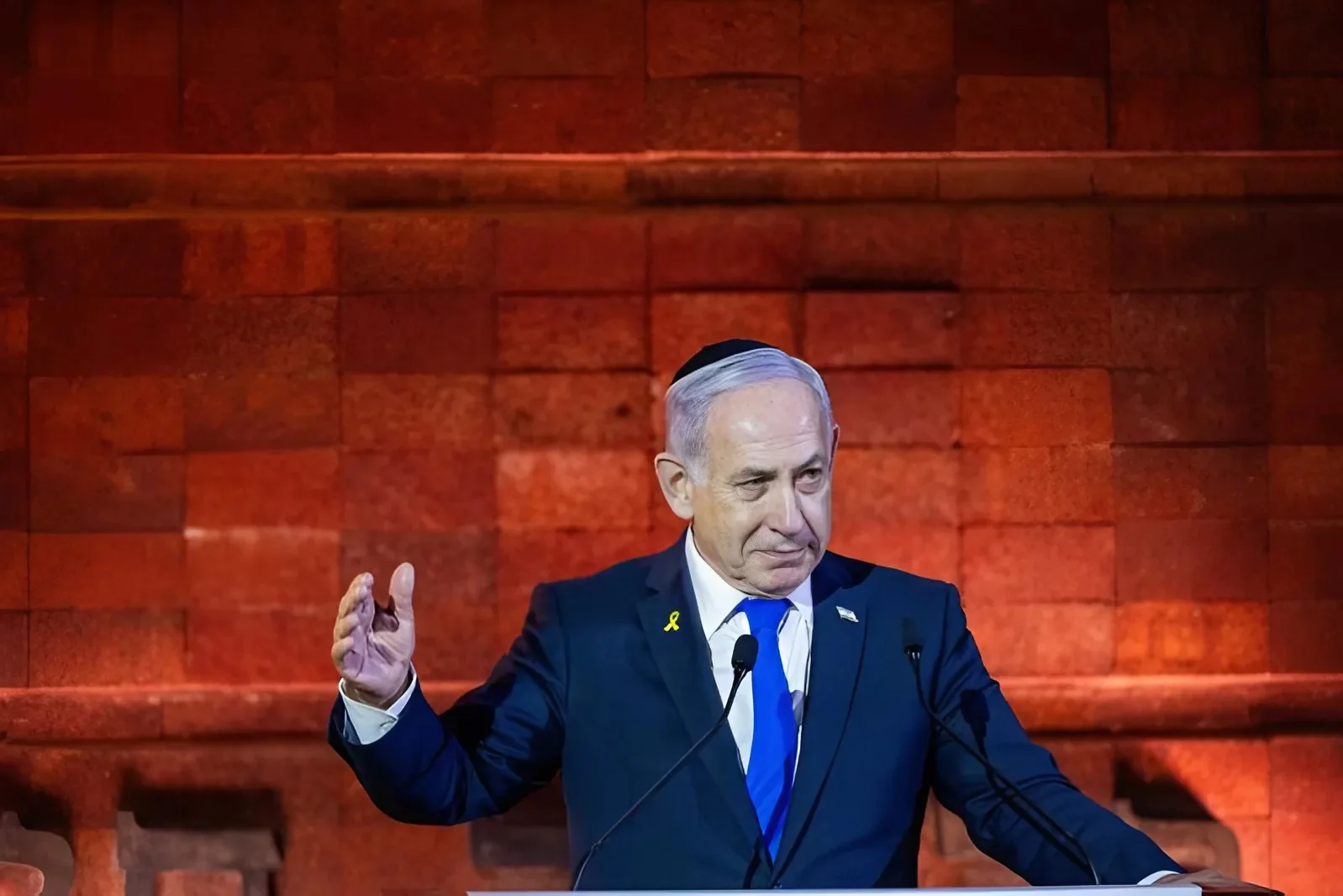 נתניהו איחר לעצרת יום השואה ביד ושם: גורמי הביטחון עצרו את השיירה עקב חשד מיידי