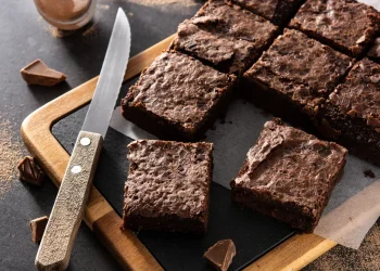 הבראוניז שיכבשו את שבת בבוקר: קינוח קל, מרשים ומושלם לאירוח