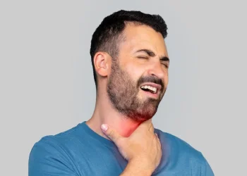 הכאב בגרון שלא כדאי להתעלם ממנו &ndash; מתי זה כבר לא רק וירוס?