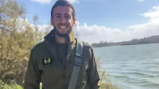 פרויקט מרגש: אביו של קצין שנפל במלחמה יוזם מיזם להקמת מצבות לנפטרים עריריים