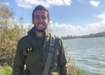 פרויקט מרגש: אביו של קצין שנפל במלחמה יוזם מיזם להקמת מצבות לנפטרים עריריים