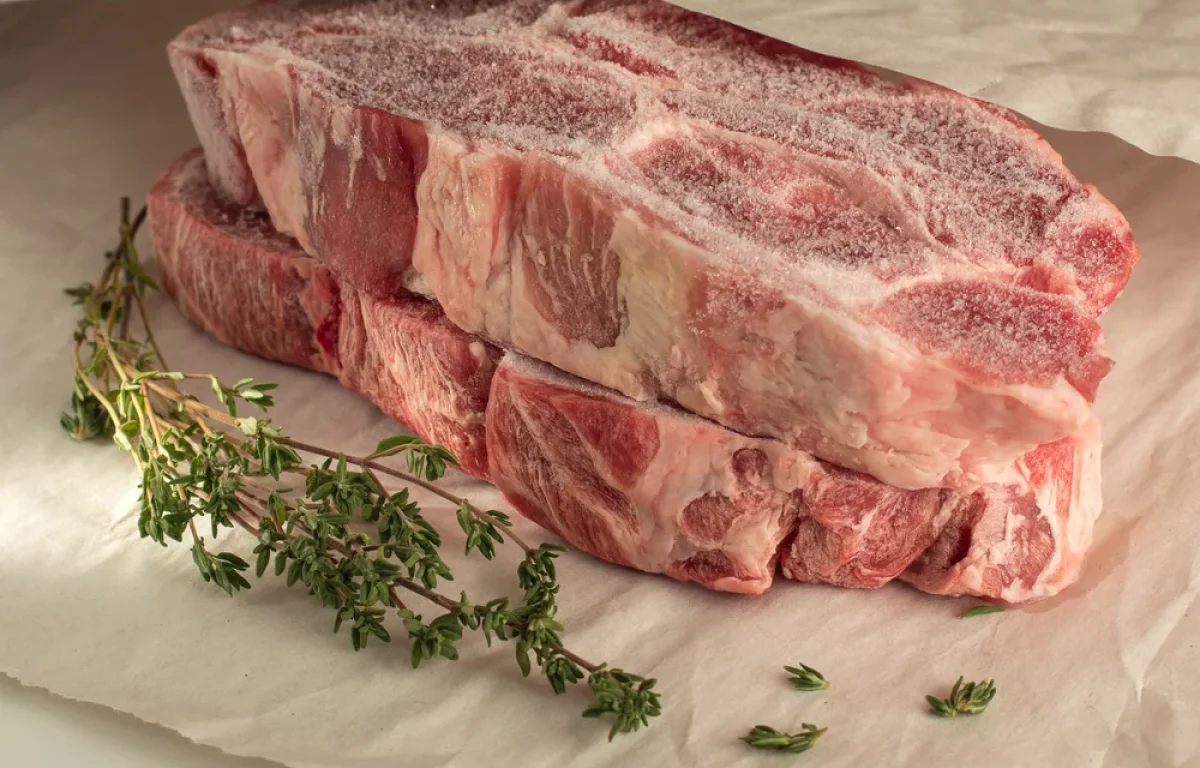 הקסם הישן שחזר בגדול: כך תפשירו בשר בלי חשמל, בלי מיקרוגל &ndash; ובלי דרמה