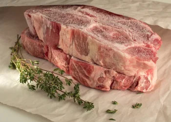 הקסם הישן שחזר בגדול: כך תפשירו בשר בלי חשמל, בלי מיקרוגל &ndash; ובלי דרמה