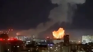 תיעוד דרמטי מהלילה: שמי קייב בוערים תחת אש רוסית