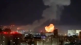 תיעוד דרמטי מהלילה: שמי קייב בוערים תחת אש רוסית