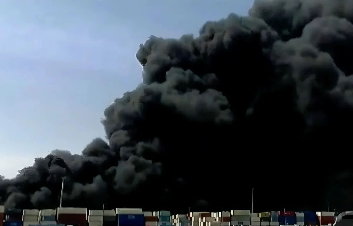 שריפה אדירה בנמל באיראן – הרוגים רבים וחשש להתפשטות גזים רעילים שריפה אדירה בנמל באיראן – הרוגים רבים וחשש להתפשטות גזים רעילים