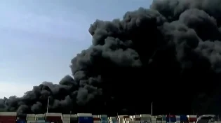 שריפה אדירה בנמל באיראן - הרוגים רבים וחשש להתפשטות גזים רעילים