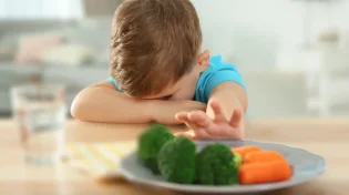 זה לא רק אוכל: מה באמת עומד מאחורי הבררנות הקיצונית אצל ילדים