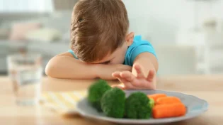 זה לא רק אוכל: מה באמת עומד מאחורי הבררנות הקיצונית אצל ילדים