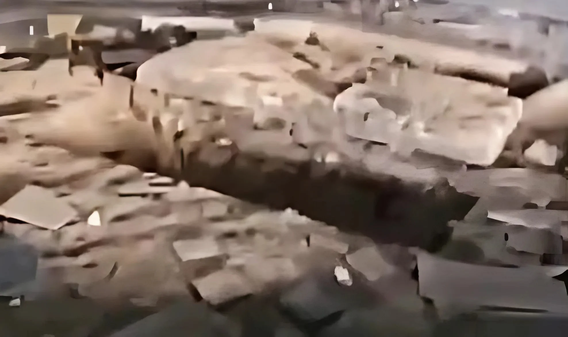 סערה בסוריה: קברו של הנשיא לשעבר חאפז אל-אסד חולל – שרידיו נעלמו סערה בסוריה: קברו של הנשיא לשעבר חאפז אל-אסד חולל – שרידיו נעלמו