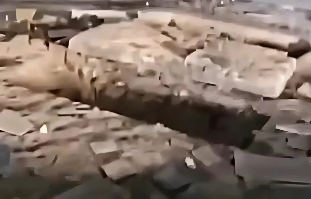 סערה בסוריה: קברו של הנשיא לשעבר חאפז אל-אסד חולל &ndash; שרידיו נעלמו