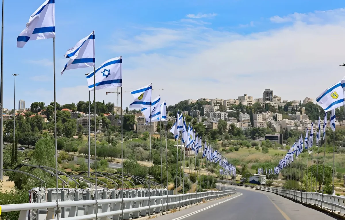 ירושלים מתכסה בכחול-לבן: 30 אלף דגלים נתלו לכבוד יום העצמאות ה-77