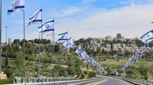 ירושלים מתכסה בכחול-לבן: 30 אלף דגלים נתלו לכבוד יום העצמאות ה-77