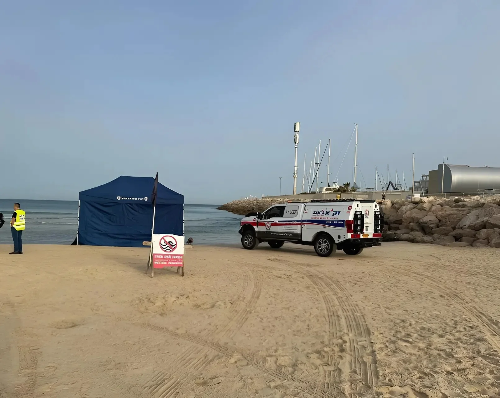 אירוע חריג בהרצליה: גופת אישה נמצאה על החוף לאחר שנפלטה מהים אירוע חריג בהרצליה: גופת אישה נמצאה על החוף לאחר שנפלטה מהים