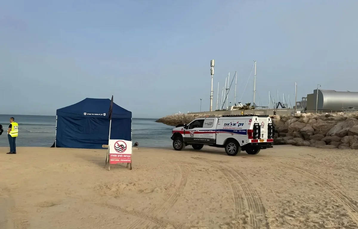 אירוע חריג בהרצליה: גופת אישה נמצאה על החוף לאחר שנפלטה מהים אירוע חריג בהרצליה: גופת אישה נמצאה על החוף לאחר שנפלטה מהים