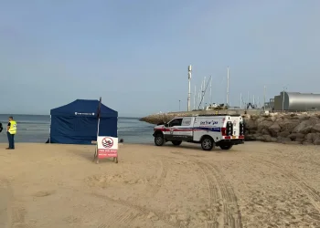 אירוע חריג בהרצליה: גופת אישה נמצאה על החוף לאחר שנפלטה מהים אירוע חריג בהרצליה: גופת אישה נמצאה על החוף לאחר שנפלטה מהים