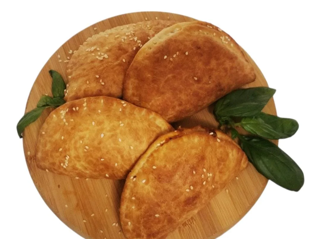 סמבוסק פיצה ביתי של מירב מלכה – רך, מתפצח ומושלם לילדים ולמבוגרים