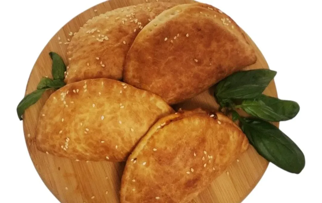 סמבוסק פיצה ביתי של מירב מלכה – רך, מתפצח ומושלם לילדים ולמבוגרים