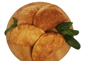 סמבוסק פיצה ביתי של מירב מלכה &ndash; רך, מתפצח ומושלם לילדים ולמבוגרים