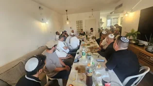 ביום הזיכרון: משה פרץ, דוד דאור ומושיקו שטרן בשיעור תורה מרגש לזכר חללי צה"ל