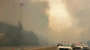 האש מתפשטת: נהגים נמלטו; 12 נפגעו משאיפת עשן
