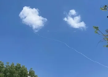 ירי טילים מתימן לעבר ישראל: אזעקות בכל רחבי הצפון, פיצוצים בשומרון ובירושלים &ndash; מערכות ההגנה הופעלו