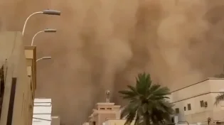  פתאום בצהריים: קיר חול ענק בלע עיר שלמה - תיעוד נדיר מערב הסעודית